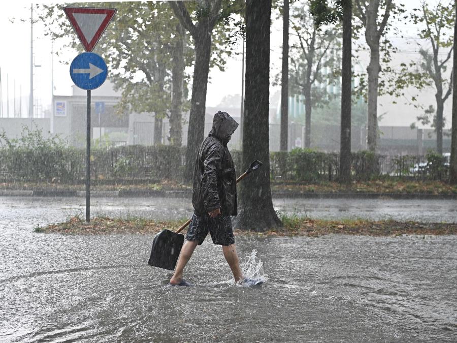 Alberi caduti e allagamenti causati dal nubifragio che ha interessato Torino. (ANSA/ALESSANDRO DI MARCO)