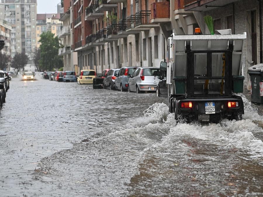 Alberi caduti e allagamenti causati dal nubifragio che ha interessato Torino. (ANSA/ALESSANDRO DI MARCO)