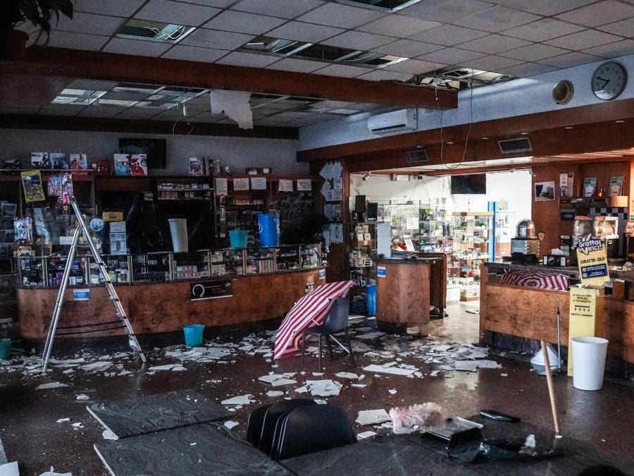 Crolla il controsoffitto del bar della stazione Torino Lingotto, a causa del nubifragio che si è abbattuto sulla città nel pomeriggio del 14 agosto 2024. Non ci sono feriti (ANSA/JESSICA PASQUALON)