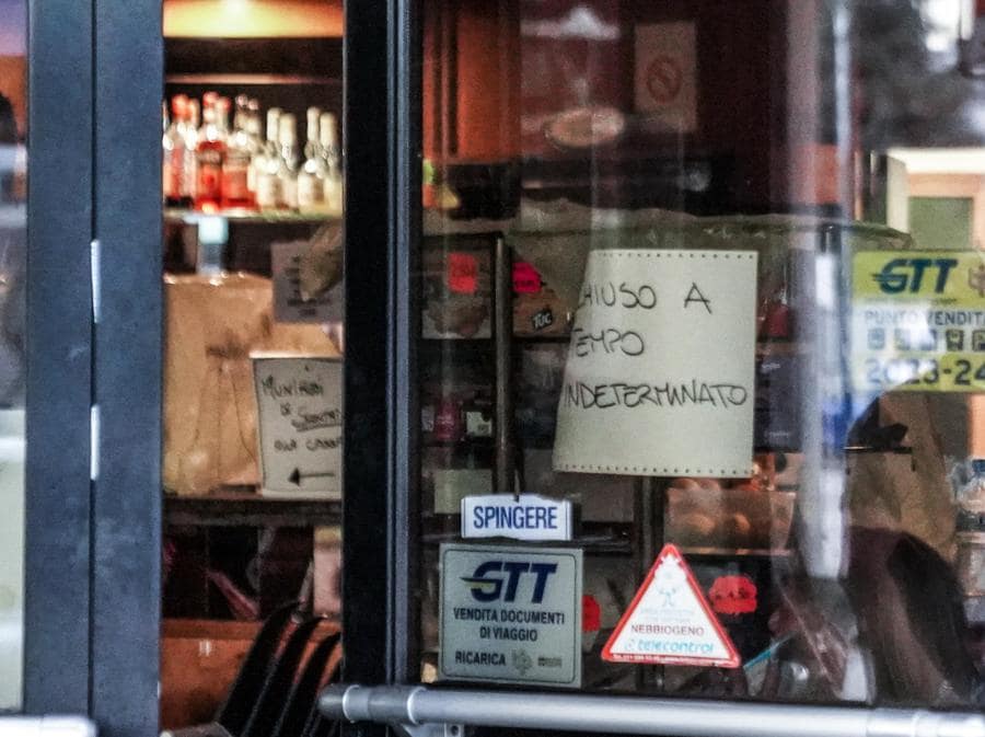 Crolla il controsoffitto del bar della stazione Torino Lingotto, a causa del nubifragio che si è abbattuto sulla città nel pomeriggio del 14 agosto 2024. Non ci sono feriti (ANSA/JESSICA PASQUALON)