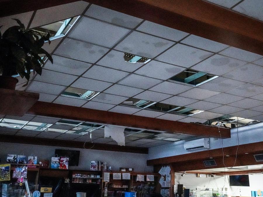 Crolla il controsoffitto del bar della stazione Torino Lingotto, a causa del nubifragio che si è abbattuto sulla città nel pomeriggio del 14 agosto 2024. Non ci sono feriti (ANSA/JESSICA PASQUALON)