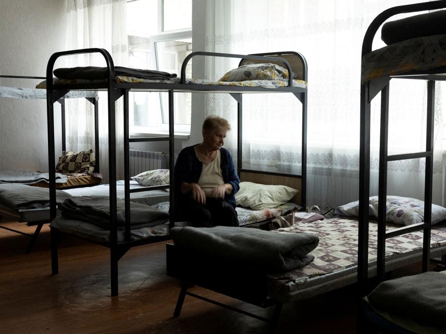 Una donna fuggita dai bombardamenti russi sul suo villaggio nell’area di Pokrovsk si trova in un centro di evacuazione nella regione di Donetsk. (REUTERS/Thomas Peter)
