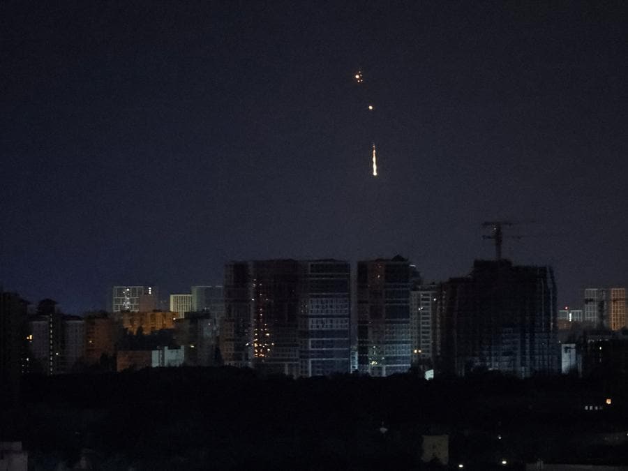 L’esplosione di un drone nel cielo sopra la città di Kiev, durante un attacco di droni russi. (REUTERS/Gleb Garanich)