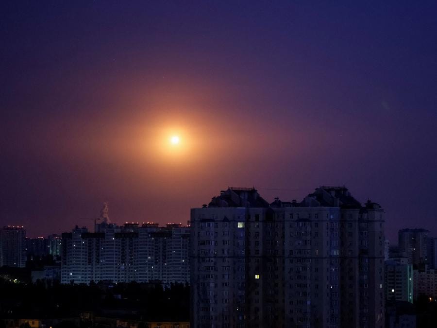 L’esplosione di un drone nel cielo sopra la città di Kiev, durante un attacco di droni russi. (REUTERS/Gleb Garanich)