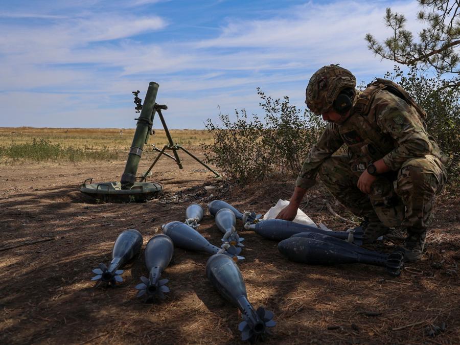 Un militare ucraino controlla i colpi di mortaio. (REUTERS/Ivan Antypenko)