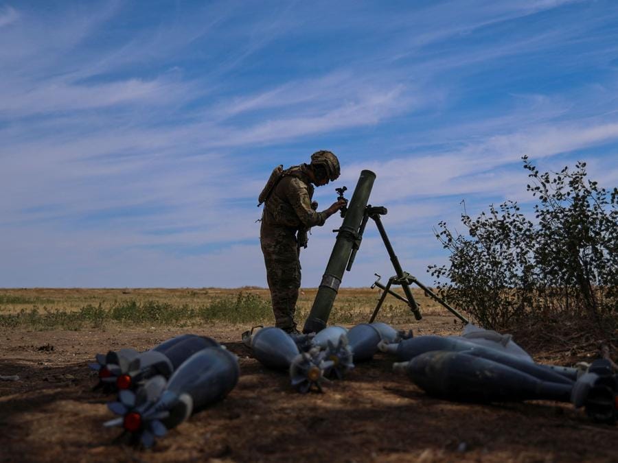 Un militare ucraino controlla un mortaio. (REUTERS/Ivan Antypenko)