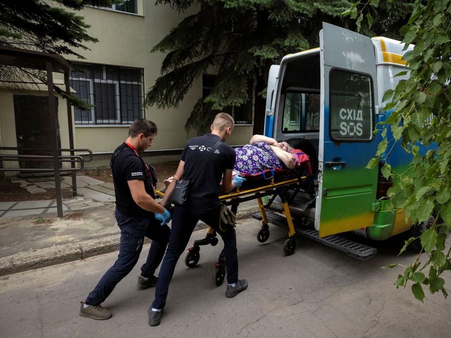 I volontari di East SOS evacuano una donna da un ospedale, mentre le forze russe avanzano in prima linea nella regione di Donetsk, a Kostiantynivka. (REUTERS/Thomas Peter)