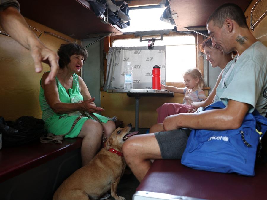 I residenti siedono su un treno mentre vengono evacuati in un rifugio, nella regione di Pokrovsk Donetsk. (Photo by Anatolii Stepanov / AFP)
