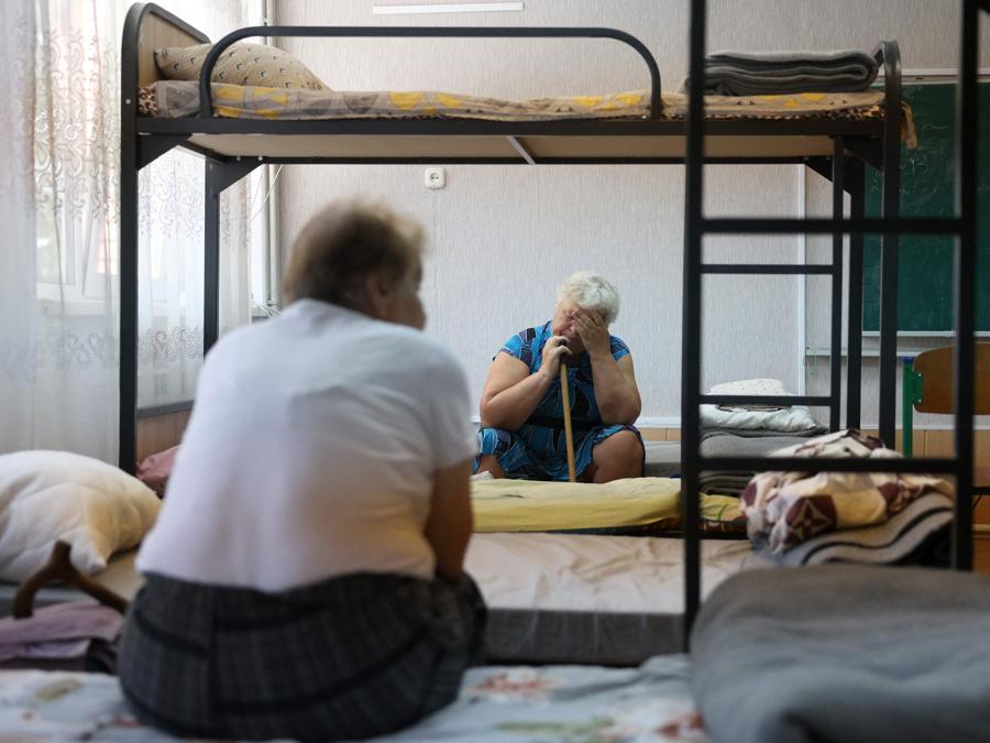 I residenti aspettano di essere evacuati in un rifugio, nella regione di Pokrovsk Donetsk. (Photo by Anatolii Stepanov / AFP)