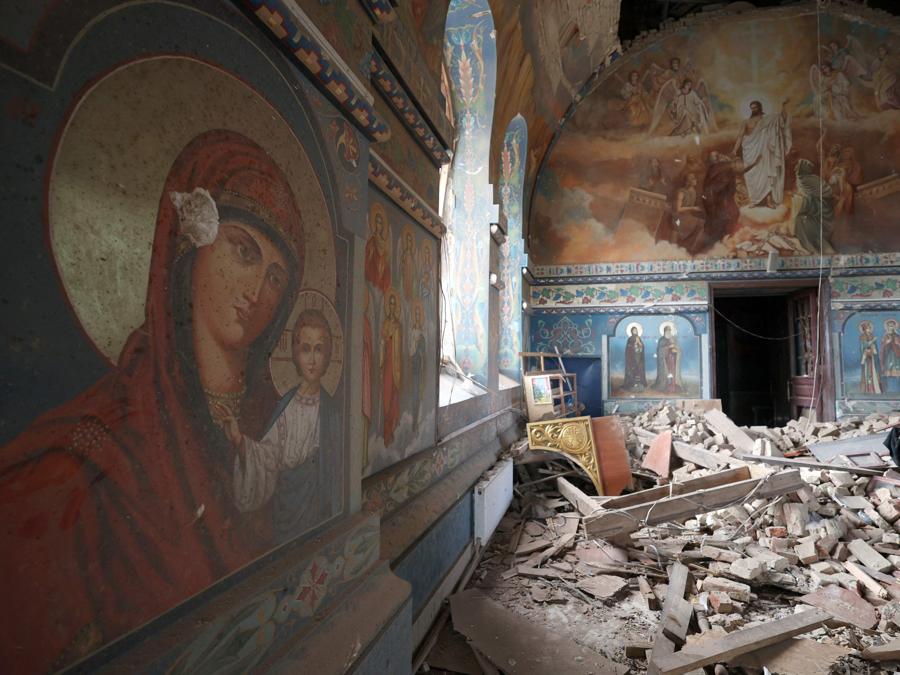 Questa fotografia mostra la Chiesa della Natività della Beata Vergine Maria distrutta da un attacco aereo nel villaggio di Novoekonomichne, nella regione di Donetsk. (Photo by Anatolii Stepanov / AFP)