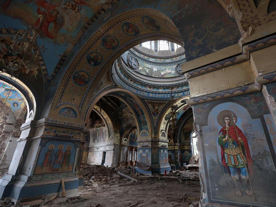 Questa fotografia mostra la Chiesa della Natività della Beata Vergine Maria distrutta da un attacco aereo nel villaggio di Novoekonomichne, nella regione di Donetsk. (Photo by Anatolii Stepanov / AFP)