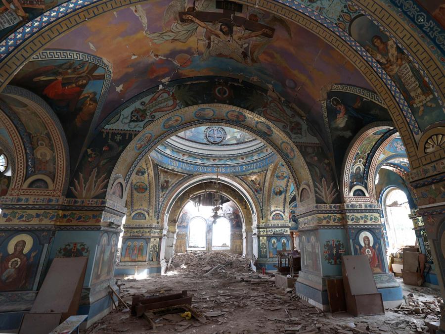 Questa fotografia mostra la Chiesa della Natività della Beata Vergine Maria distrutta da un attacco aereo nel villaggio di Novoekonomichne, nella regione di Donetsk. (Photo by Anatolii Stepanov / AFP)