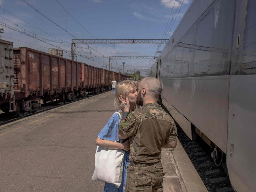 Un militare ucraino abbraccia la sua ragazza che è arrivata su un treno da Kiev per fargli visita, in una stazione ferroviaria di Kramatorsk, nella regione orientale di Donetsk. (Photo by Roman Pilipey / AFP)