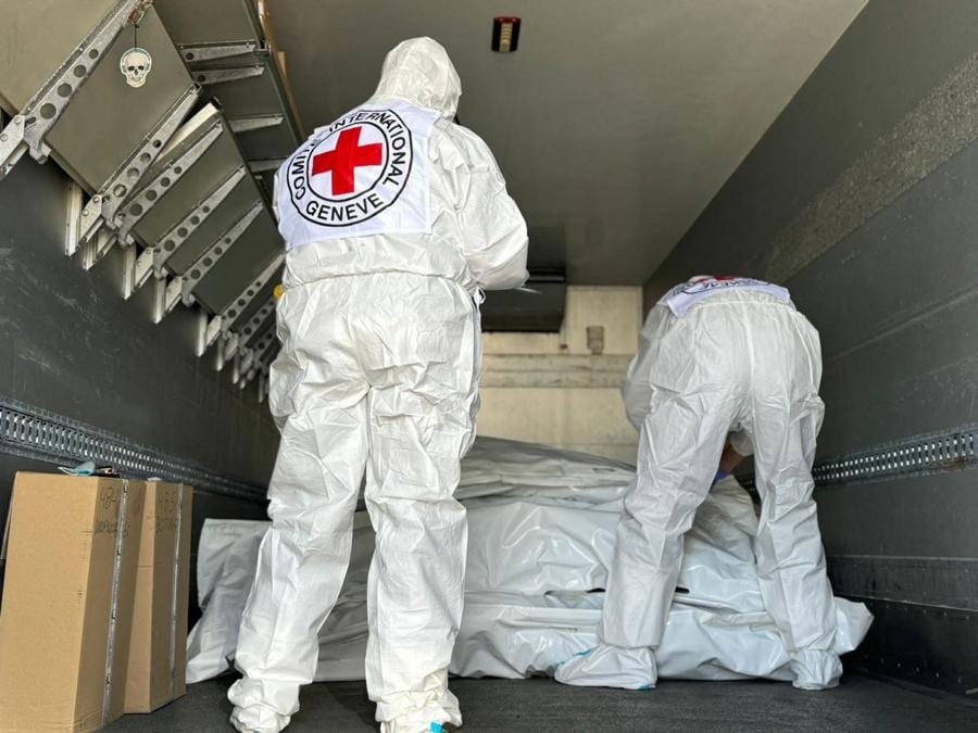 Questa fotografia pubblicata dal quartier generale del coordinamento ucraino per il trattamento dei prigionieri di guerra mostra i rappresentanti della Croce Rossa internazionale che controllano i sacchi per cadaveri contenenti resti di militari durante uno scambio di corpi in una località sconosciuta nella regione di Sumy. Kiev ha dichiarato di aver consegnato i resti di 38 soldati russi nell’accordo, mediato dalla Croce Rossa Internazionale. “A seguito delle operazioni di rimpatrio, i corpi di 250 difensori ucraini caduti sono stati restituiti in Ucraina”, ha dichiarato in una nota il Centro di coordinamento per il trattamento dei prigionieri di guerra. (Foto di Handout / Sede del Coordinamento ucraino per il trattamento dei prigionieri di guerra / AFP)