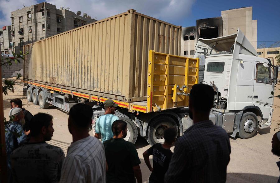Un camion, che secondo il ministero della Sanità palestinese è entrato nella Striscia di Gaza da Israele il giorno prima, trasporta 88 corpi in attesa che vengano scaricati e sepolti in una fossa comune a Khan Yunis. (AFP)