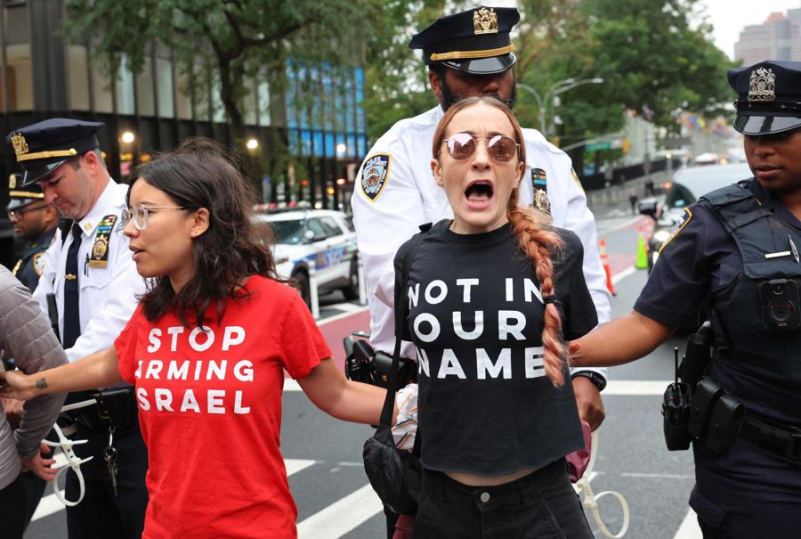 Gli agenti della polizia di New York arrestano i manifestanti filo-palestinesi che hanno bloccato il traffico sulla First Avenue vicino alla sede delle Nazioni Unite il 26 settembre 2024 a New York City. I manifestanti, che chiedono un cessate il fuoco a Gaza, hanno iniziato a protestare contro la visita del primo ministro israeliano Benjamin Netanyahu. (AFP)