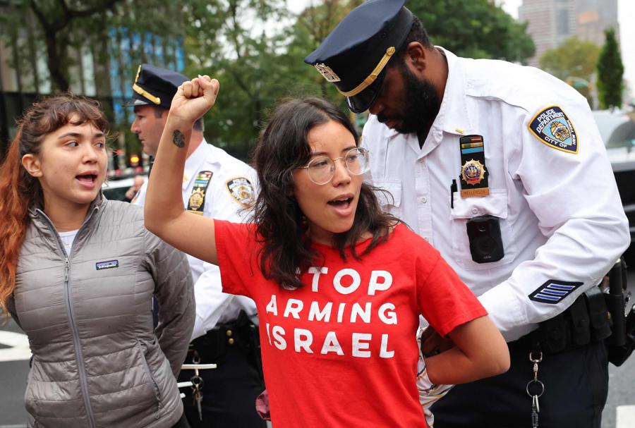 Gli agenti della polizia di New York arrestano i manifestanti filo-palestinesi che hanno bloccato il traffico sulla First Avenue vicino alla sede delle Nazioni Unite il 26 settembre 2024 a New York City. I manifestanti, che chiedono un cessate il fuoco a Gaza, hanno iniziato a protestare contro la visita del primo ministro israeliano Benjamin Netanyahu. (AFP)
