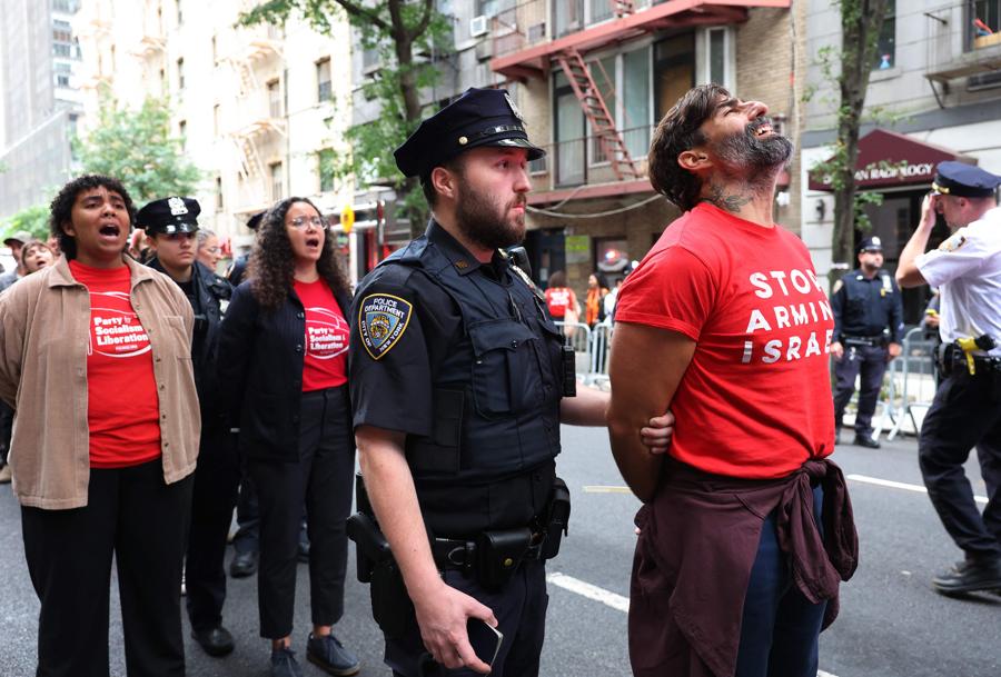 Gli agenti della polizia di New York arrestano i manifestanti filo-palestinesi che hanno bloccato il traffico sulla First Avenue vicino alla sede delle Nazioni Unite il 26 settembre 2024 a New York City. I manifestanti, che chiedono un cessate il fuoco a Gaza, hanno iniziato a protestare contro la visita del primo ministro israeliano Benjamin Netanyahu. (AFP)