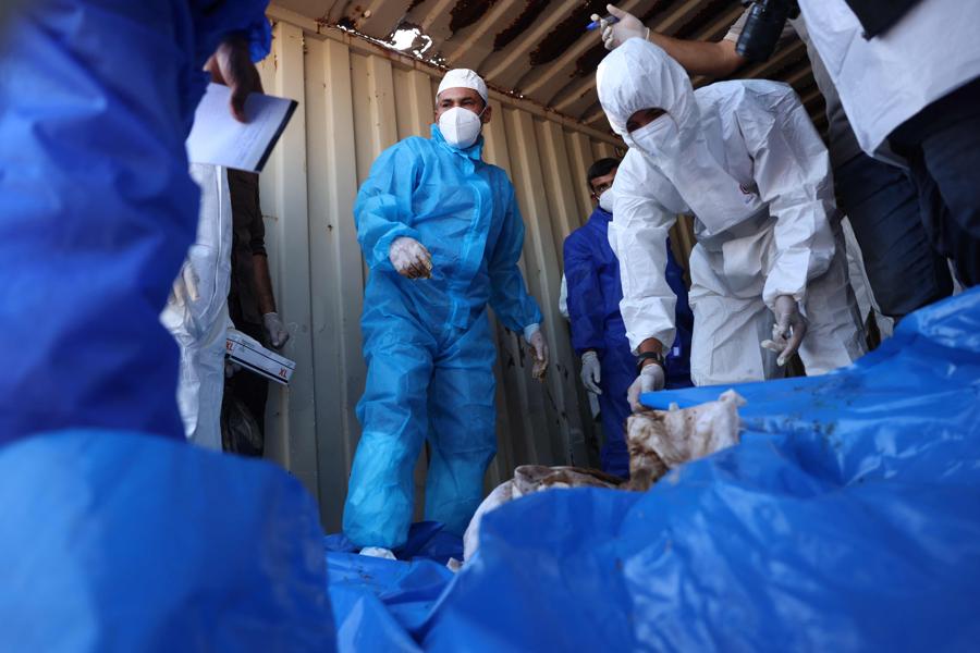 Un camion, che secondo il ministero della Sanità palestinese è entrato nella Striscia di Gaza da Israele il giorno prima, trasporta 88 corpi in attesa che vengano scaricati e sepolti in una fossa comune a Khan Yunis. (AFP)