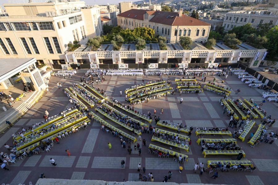 Tavoli disposti a forma di nastro giallo in Piazza Safra a Gerusalemme   in solidarietà con gli ostaggi israeliani, durante il Campionato Internazionale di Grandi Scacchi. (AFP)