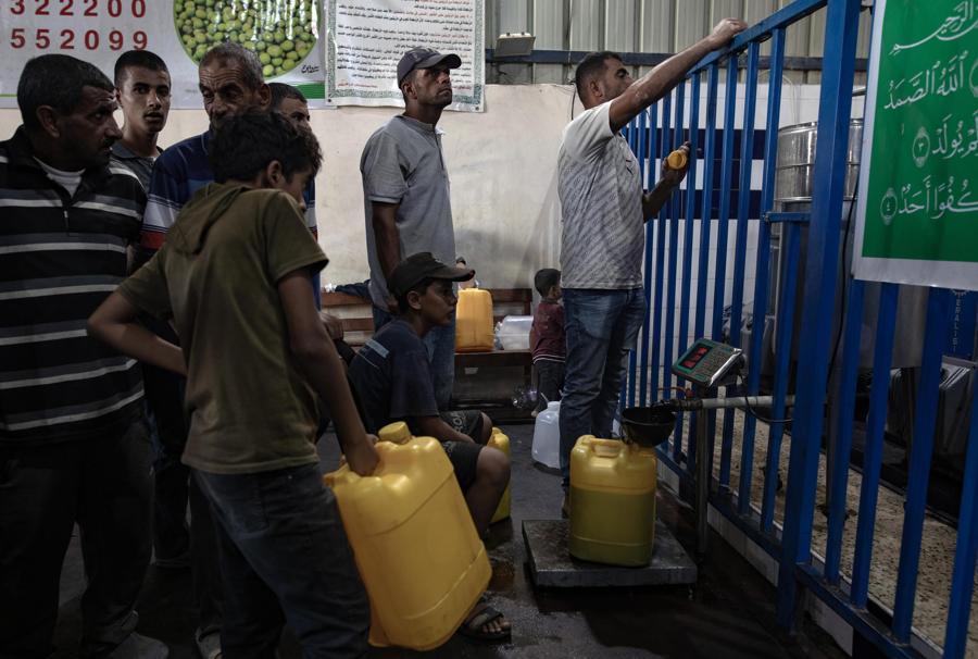 Palestinesi estraggono olio da olive fresche in un frantoio a Khan Yunis, nel sud della Striscia di Gaza, 26 settembre 2024. L’Ufficio dell’Alto Commissario delle Nazioni Unite per i diritti umani (OHCHR) il 25 settembre ha chiesto la protezione degli agricoltori palestinesi e il loro diritto alla sicurezza accedere alla loro terra mentre si avvicina la raccolta delle olive in Cisgiordania. La stagione del raccolto 2023, avvenuta all’indomani del 7 ottobre 2023, è stata influenzata dalle intensificate restrizioni israeliane e dal forte aumento della violenza dei coloni, che ha portato alla distruzione dei mezzi di sussistenza. (EPA)