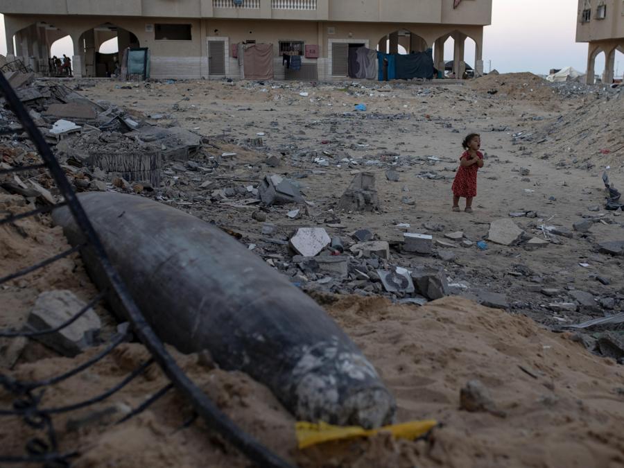 Un missile israeliano inesploso tra le macerie di un edificio distrutto nel campo profughi di Khan Yunis, nel sud della Striscia di Gaza. EPA/HAITHAM IMAD