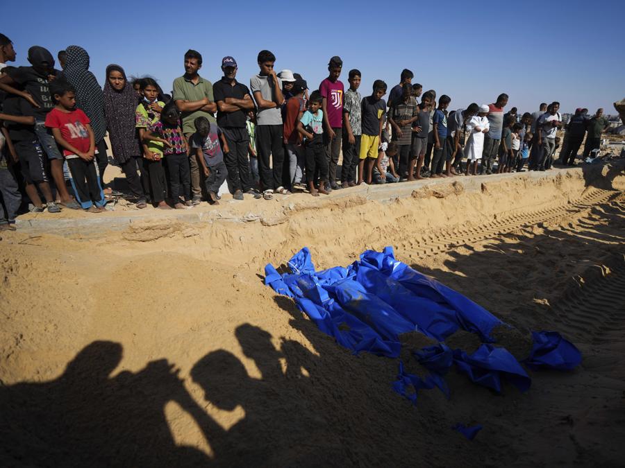 Le persone seppelliscono i corpi dei palestinesi presi dall’esercito israeliano durante le operazioni a Gaza e restituiti questa settimana, a Khan Younis, Striscia di Gaza. (AP Photo/Abdel Kareem Hana) Associated Press/LaPresse