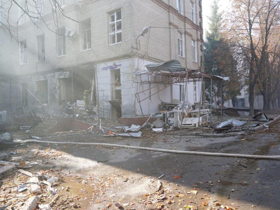 Operazioni di salvataggio sul sito di un ospedale colpito da un drone kamikaze russo a Sumy, Ucraina. Press service of the State Emergency Service of Ukraine/Handout via REUTERS