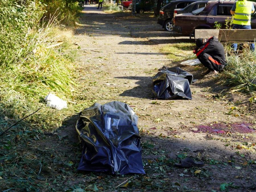 Un uomo piange  accanto ai corpi delle persone nel sito di un ospedale colpito da un drone kamikaze russo a Sumy, Ucraina. Press service of the State Emergency Service of Ukraine/Handout via REUTERS