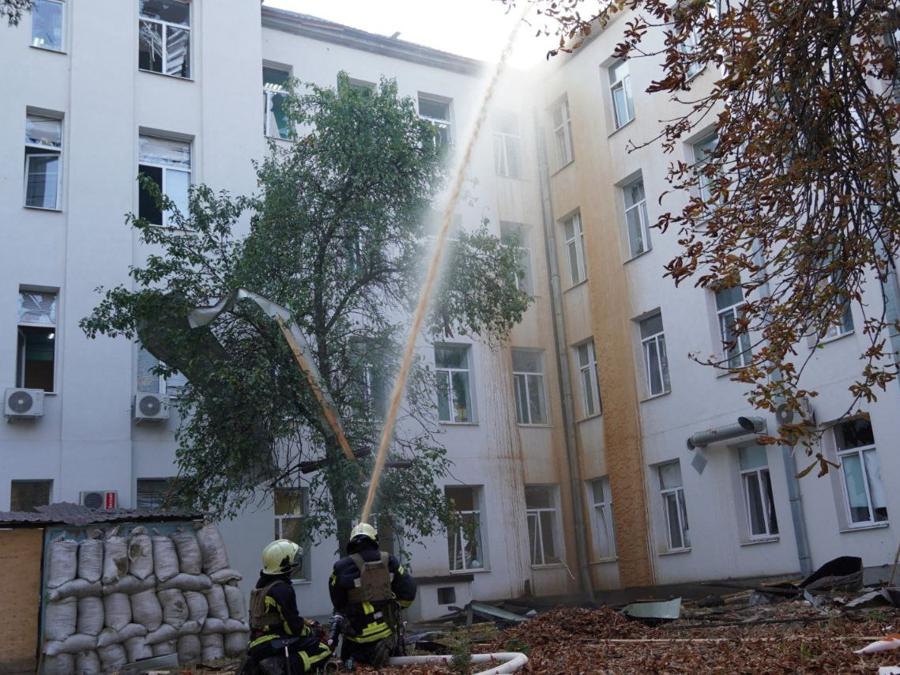 I vigili del fuoco lavorano sul sito di un ospedale colpito da un drone kamikaze russo a Sumy. Press service of the State Emergency Service of Ukraine/Handout via REUTERS