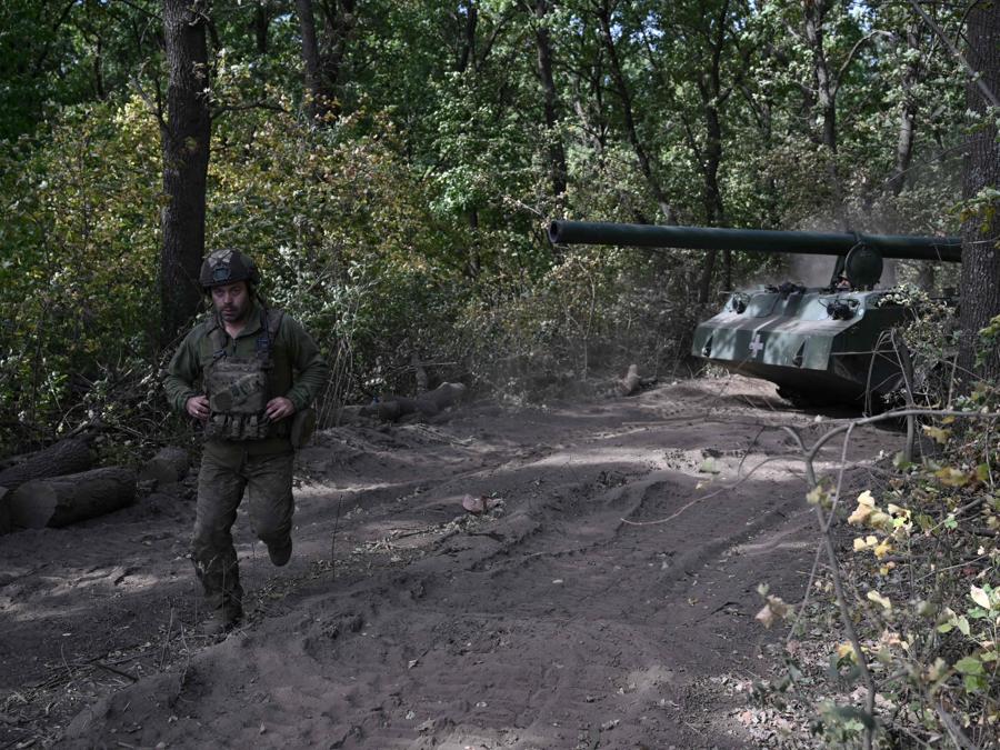 I militari ucraini della 43a Brigata di artiglieria preparano un cannone semovente 2S7 Pion per sparare contro le posizioni russe in prima linea nella regione di Donetsk. (Photo by Genya SAVILOV / AFP)
