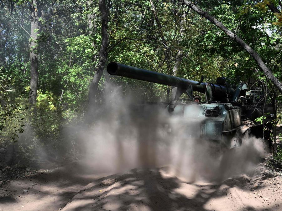 I militari ucraini della 43a Brigata di artiglieria preparano un cannone semovente 2S7 Pion per sparare contro le posizioni russe in prima linea nella regione di Donetsk. (Photo by Genya SAVILOV / AFP)