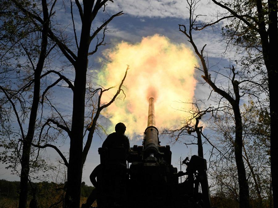 I militari ucraini della 43a brigata di artiglieria sparano con un cannone semovente 2S7 Pion verso posizioni russe nella regione di Donetsk. (Photo by Genya SAVILOV / AFP)