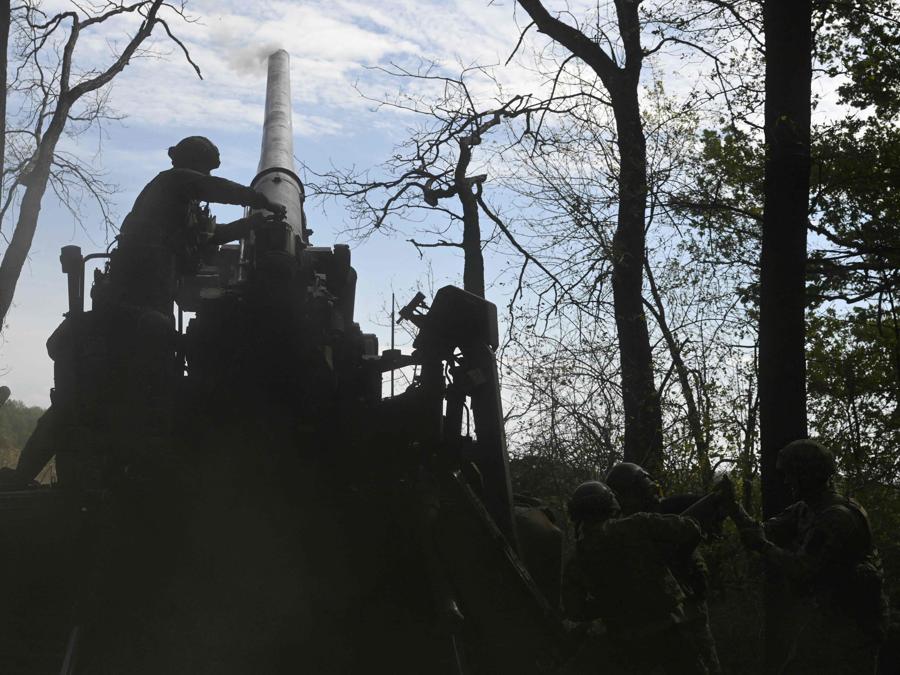 I militari ucraini della 43a brigata di artiglieria sparano con un cannone semovente 2S7 Pion verso posizioni russe nella regione di Donetsk. (Photo by Genya SAVILOV / AFP)