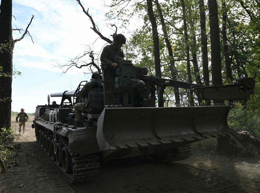 I militari ucraini si preparano a sparare contro i russi nella regione del Donetsk. (Photo by Genya SAVILOV / AFP)