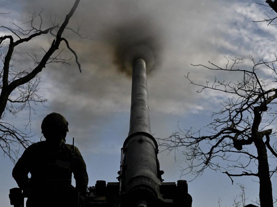 I militari ucraini della 43a brigata di artiglieria sparano con un cannone semovente 2S7 Pion verso posizioni russe in prima linea nella regione di Donetsk . (Photo by Genya SAVILOV / AFP)