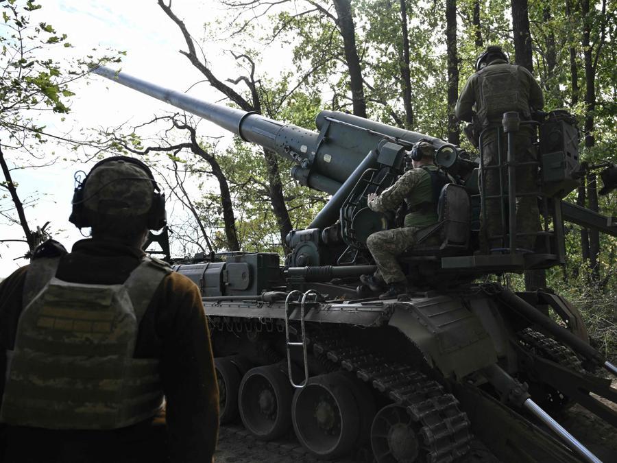 Militari ucraini in azione nel Donetsk. (Photo by Genya SAVILOV / AFP)