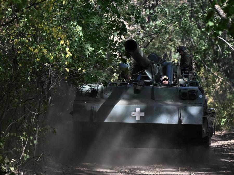 Militari ucraini in azione nel Donetsk. (Photo by Genya SAVILOV / AFP)