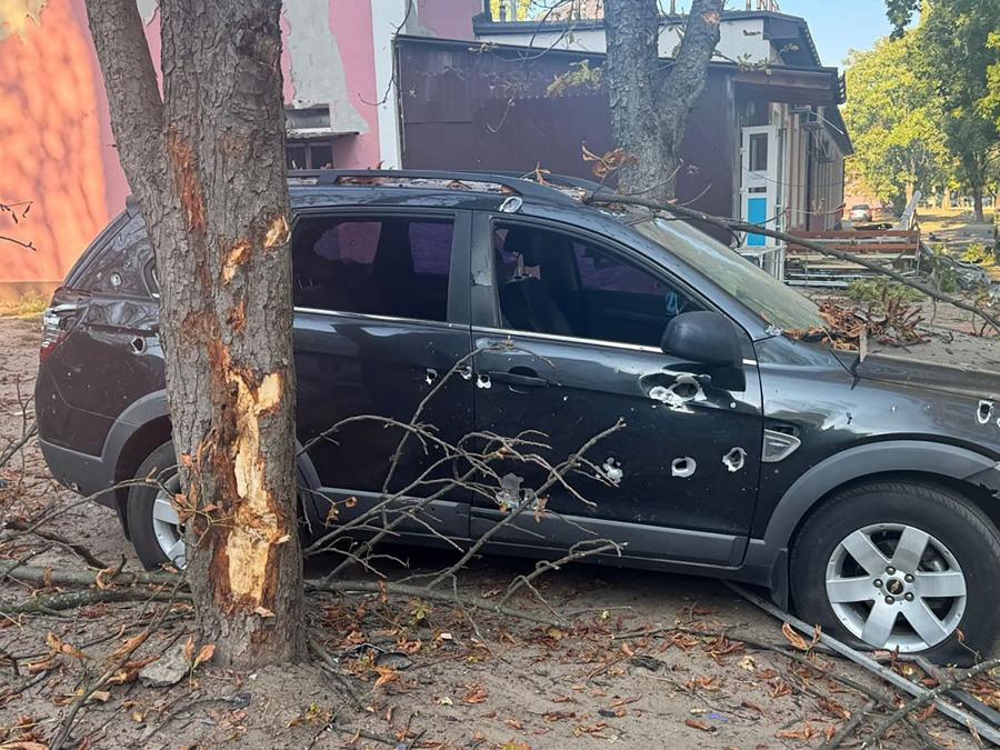 Un’auto danneggiata nel cortile di un ospedale a seguito di un attacco missilistico a Sumy. (Photo by Sergei GAPON / National Police of Ukraine / AFP)