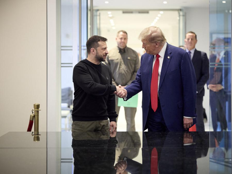 Il presidente ucraino Volodymyr Zelensky  e il candidato presidenziale repubblicano, l’ex presidente degli Stati Uniti Donald Trump,  si stringono la mano durante un incontro il 27 settembre 2024 a New York. L’incontro coincide con la visita di Zelenskyj a New York per l’Assemblea generale delle Nazioni Unite. (Photo by Handout / UKRAINIAN PRESIDENTIAL PRESS SERVICE / AFP) 