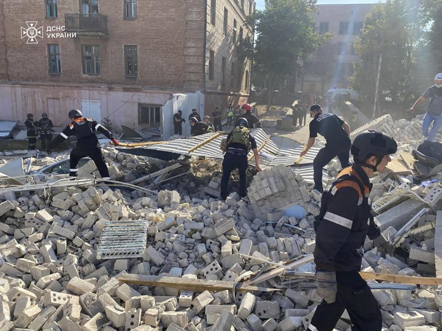 Una foto resa disponibile dal Servizio di emergenza statale mostra i soccorritori ucraini lavorare sul sito del quartier generale della polizia nazionale a seguito di un bombardamento a Kryvyi Rih, Ucraina. EPA/State Emergency Service