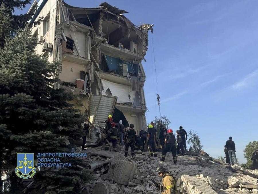 Una foto resa disponibile dall’ufficio del procuratore regionale di Dnipropetrovsk mostra i soccorritori ucraini lavorare sul sito del quartier generale della polizia nazionale a seguito di un bombardamento a Kryvyi Rih, Ucraina. EPA/Dnipropetrovsk Regional Prosecutor's Office