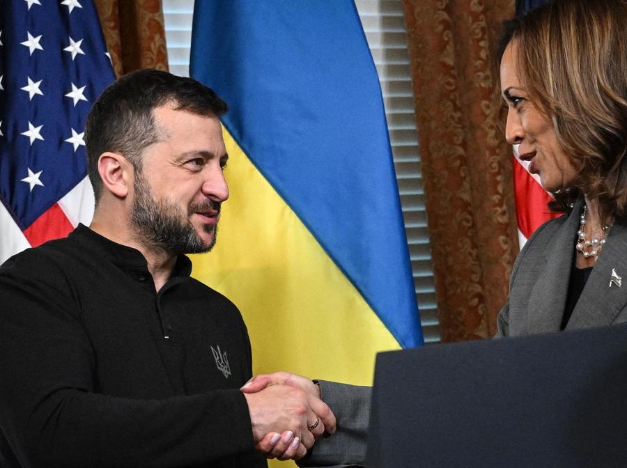 Il vicepresidente degli Stati Uniti e candidato presidenziale democratico Kamala Harris  e il presidente ucraino Volodymyr Zelensky si stringono la mano dopo aver parlato alla stampa prima di un incontro privato, nell’ufficio cerimoniale del vicepresidente nell’edificio degli uffici esecutivi Eisenhower nel campus della Casa Bianca a Washington. (Photo by Drew ANGERER / AFP)