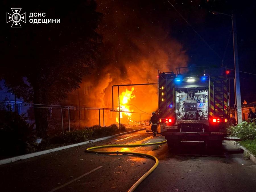 I vigili del fuoco lavorano sul luogo di un attacco di droni russi a Izmail, Ucraina. Press service of the State Emergency Service of Ukraine in Odesa region/Handout via REUTERS