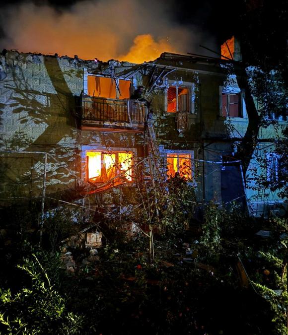 I vigili del fuoco lavorano sul luogo di un attacco di droni russi a Izmail, Ucraina. Governor of Odesa Regional Military Administration Oleh Kiper via Telegram/Handout via REUTERS