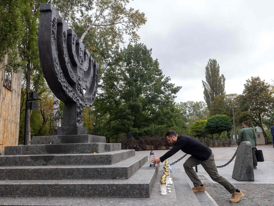 Il presidente ucraino Volodymyr Zelenskyj partecipa alla cerimonia commemorativa presso la Riserva commemorativa storica nazionale di Babyn Yar per celebrare l’83° anniversario dell’esecuzione di massa di civili, principalmente ebrei , dai nazisti durante la seconda guerra mondiale. (Photo by Handout / UKRAINIAN PRESIDENTIAL PRESS SERVICE / AFP)