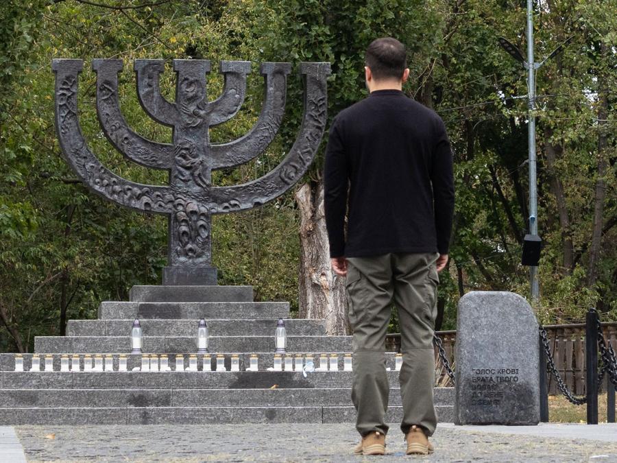 Il presidente ucraino Volodymyr Zelenskyj partecipa alla cerimonia commemorativa presso la Riserva commemorativa storica nazionale di Babyn Yar per celebrare l’83° anniversario dell’esecuzione di massa di civili, principalmente ebrei , dai nazisti durante la seconda guerra mondiale. (Photo by Handout / UKRAINIAN PRESIDENTIAL PRESS SERVICE / AFP)