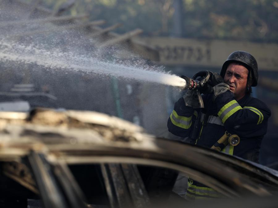 I soccorritori ucraini lavorano sul luogo del bombardamento mattutino di un edificio residenziale a Zaporizhzhia, Ucraina. EPA/KATERYNA KLOCHKO