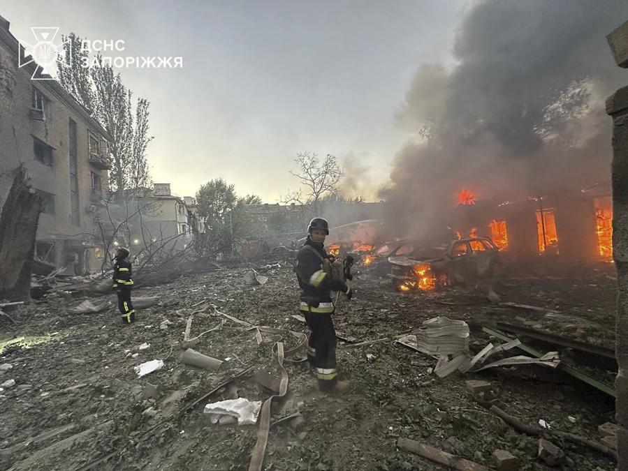 I vigili del fuoco spengono l’incendio dopo che la Russia ha attaccato la città con bombe guidate durante la notte a Zaporizhzhia, Ucraina. (Ukrainian Emergency Service via AP)