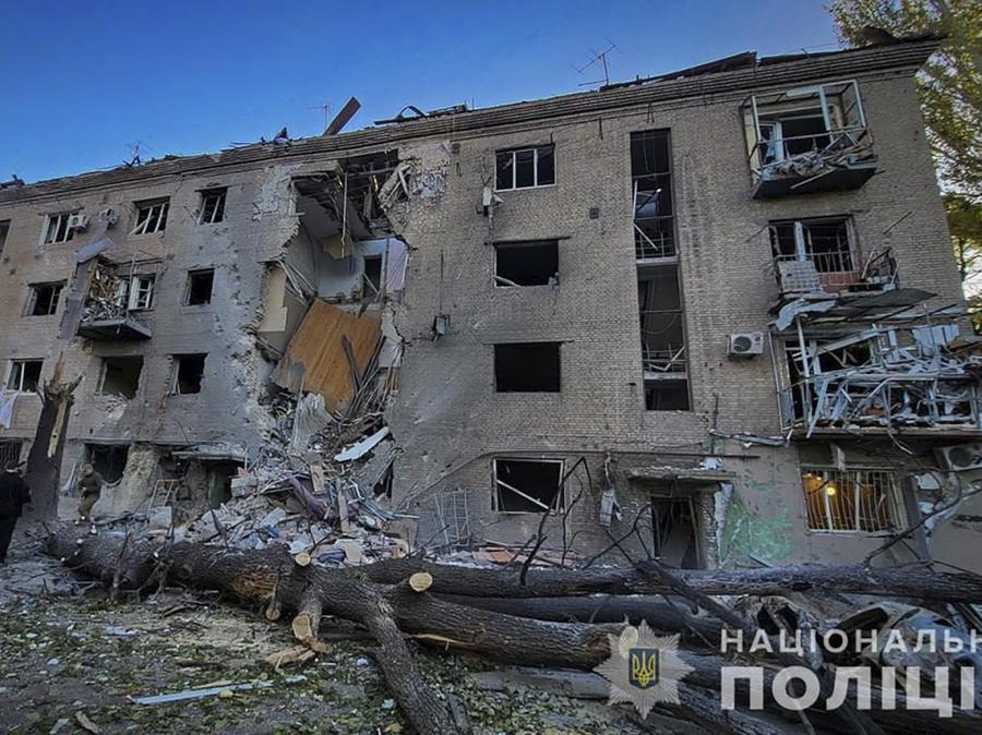 Un condominio danneggiato dopo che la Russia ha attaccato la città con bombe guidate durante la notte a Zaporizhzhia, Ucraina. (Ukrainian Police Press Office via AP)